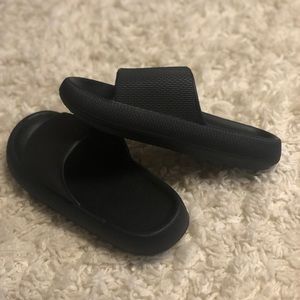 Black Women’s cloud slippers